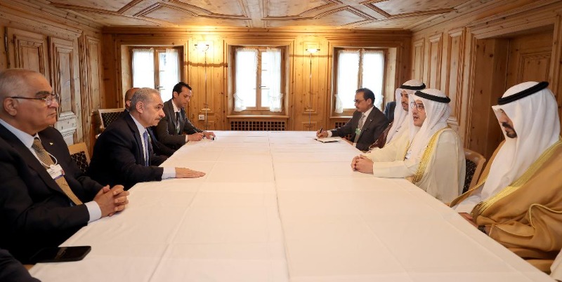 رئيس الوزراء اشتية يطلع وزير الخارجية الكويتي على آخر التطورات السياسية والمالية