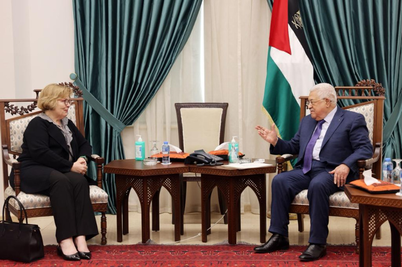 الرئيس عباس في أول نشاط علني له يلتقي مساعدة وزير الخارجية الأميركي