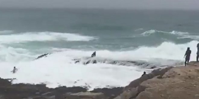 بالفيديو: أمواج البحر تسحب عائلة من 5 أشخاص...