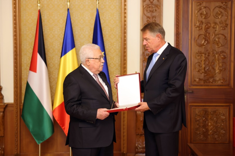 الرئيس عباس ورئيس رومانيا يتبادلان الأوسمة