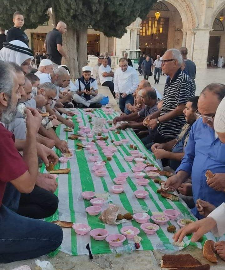 مقدسيون يتناولون وجبة الافطار في رحاب المسجد الأقصى المبارك