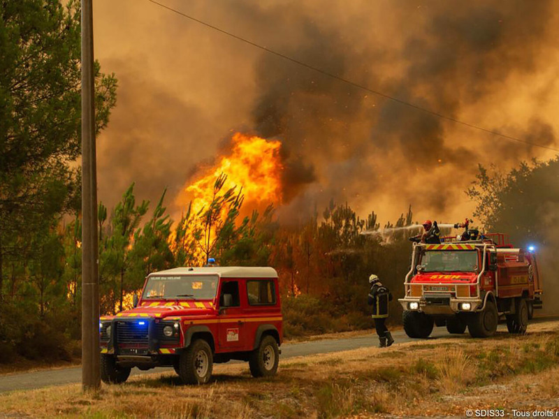 رجال إطفاء من جميع أنحاء أوروبا يصلون إلى فرنسا لمكافحة حريق هائل