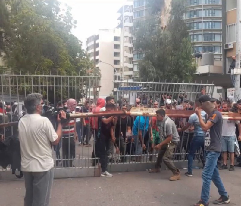 عاجل: إقتحام مدخل قصر العدل من قبل المحتجين و قوات مكافحة الشغب تستعد للتدخل