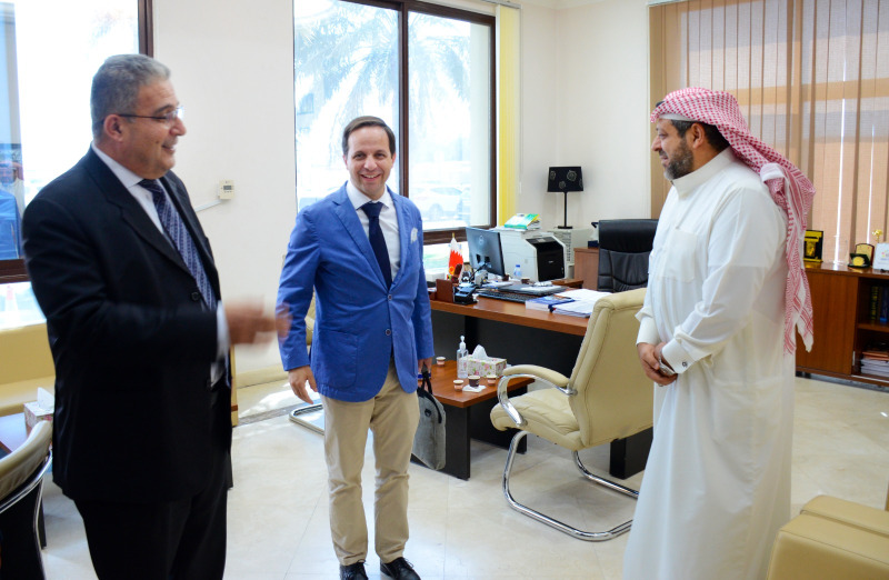 السفير فرناندز يزور  جامعة Applied Science في البحرين