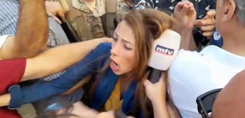 النائب سينتيا زرازير تتعرّض للضرب في محيط البرلمان.. فيديو يوثق ما حصل!