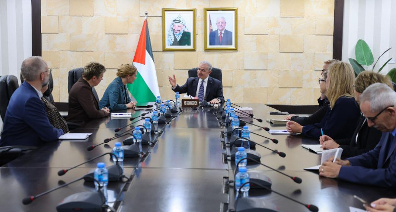 رئيس الوزراء اشتية: سنستمر بدعم عمل المؤسسات الحقوقية والمجتمع المدني في فلسطين