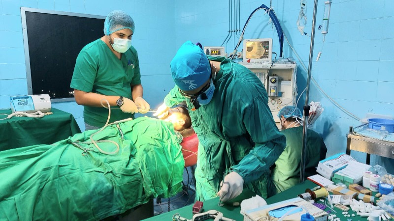 فريق طبي من  PRCF  يعاين مرضى من ذوي الإحتياجات الخاصة في "مستشفى الهمشري"