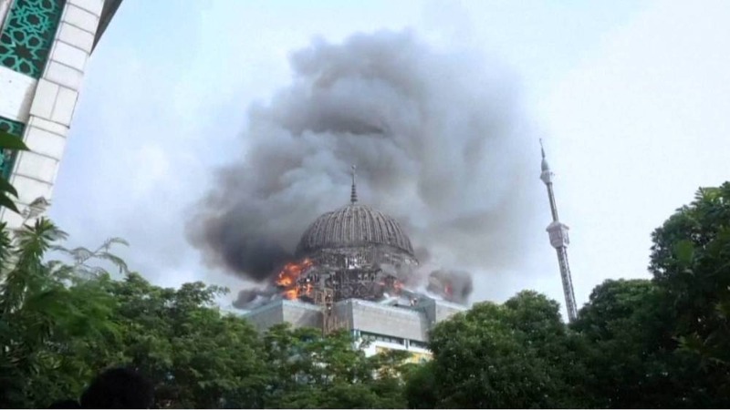 بالفيديو: انهيار قبة المسجد الإسلامي في العاصمة الإندونيسية جاكرتا..