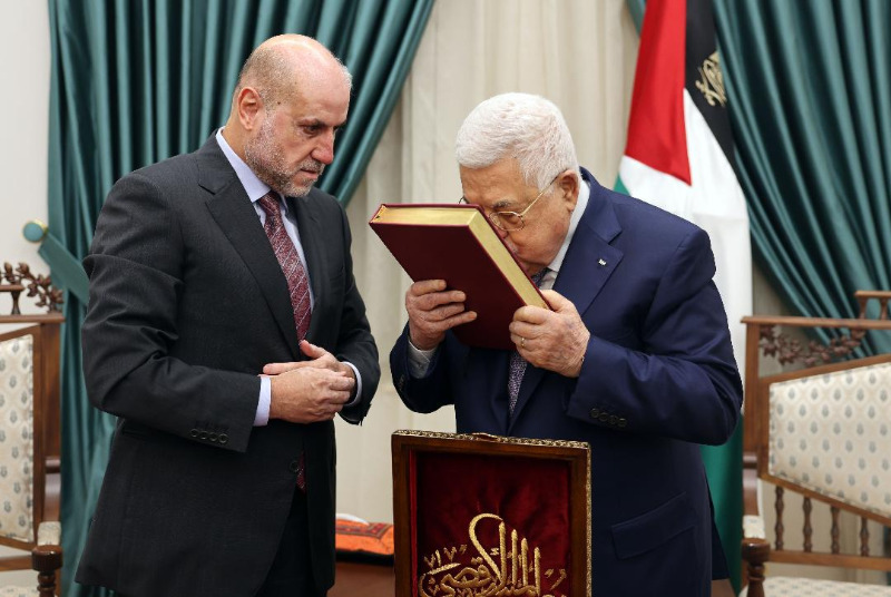 الرئيس عباس يتسلم النسخة الأولى من مصحف المسجد الأقصى