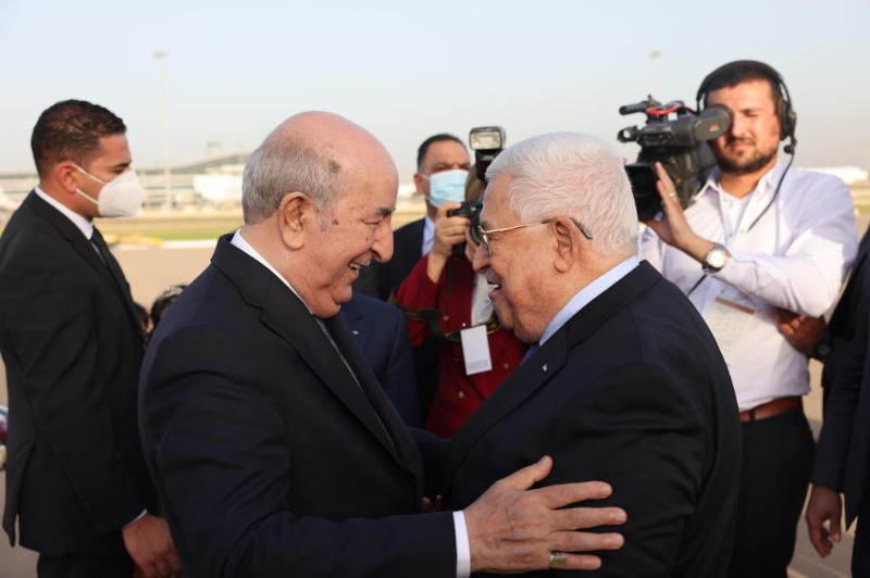 الرئيس عباس يصل الجزائر للمشاركة في أعمال القمة العربية
