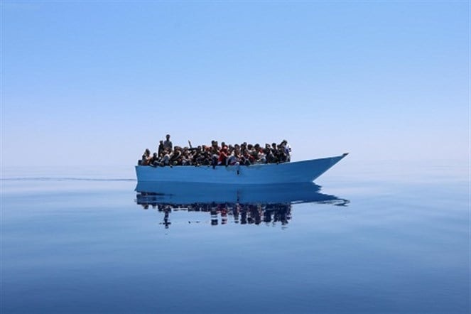 1100 مهاجر عالقون في البحر المتوسط بسبب رفض الدول الأوروبية استقبالهم