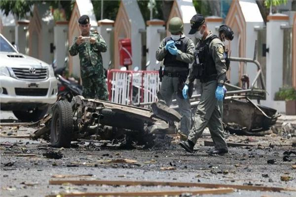 بالفيديو.. انفجار سيارة مفخخة في مجمع للشرطة بتايلاند