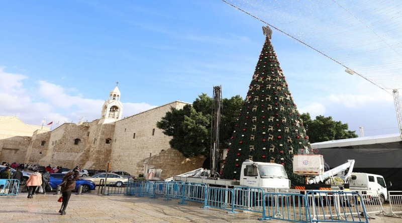 بالصور.. تزيين ساحة كنيسة المهد استعدادًا لاحتفالات أعياد الميلاد في بيت لحم