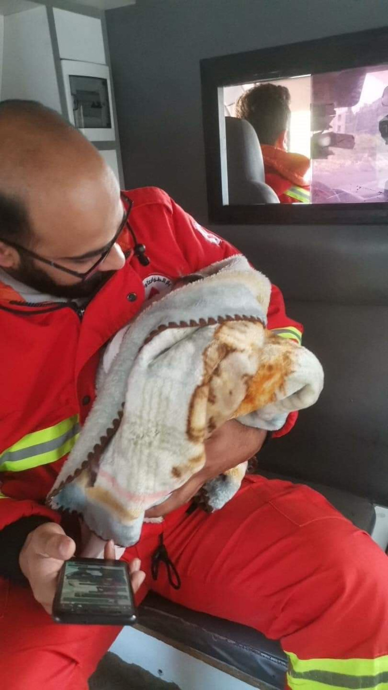 العثور على طفلة رضيعة مرميّة إلى جانب الطريق في طرابلس