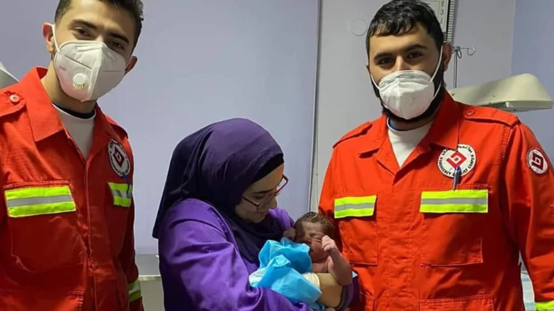 "فرحةٌ طارئة".. سيدة تلد داخل سيارة إسعاف جهاز الطوارئ في طرابلس