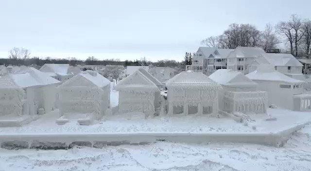 بالفيديو.. قرية كندية تحولت منازلها إلى "مكعبات ثلجية" بسبب أقوى عاصفة ضربت كندا منذ عقود