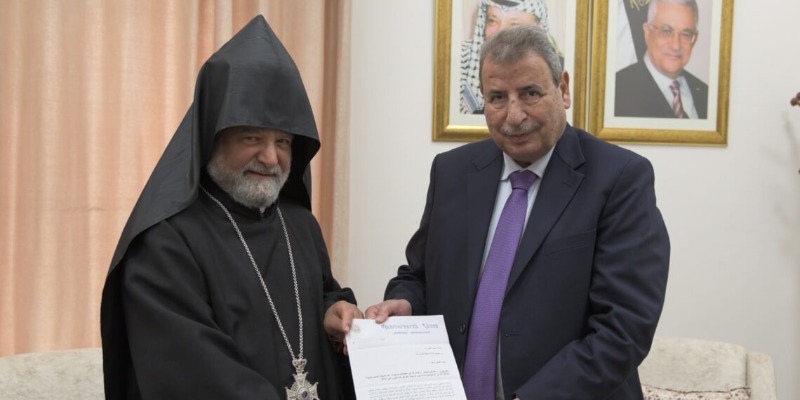 نيابة عن الرئيس عباس.. خوري يتسلم دعوة لحضور عيد الميلاد المجيد للكنيسة الأرمنية الأرثوذكسية