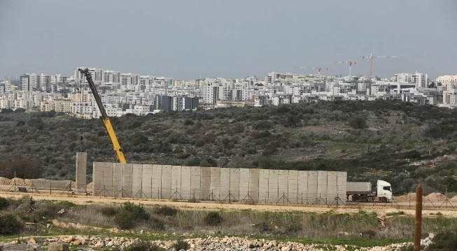"إسرائيل" تبني جدارا اسمنتيا جديدا شمال الضفة