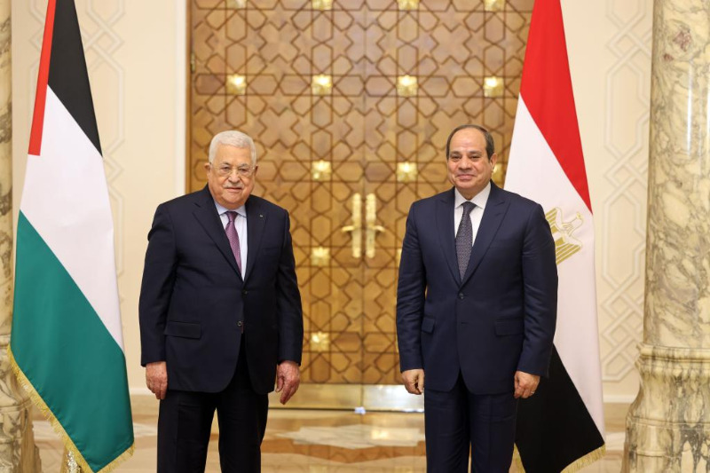 الرئيس عباس يغادر مصر عقب مشاركته في أعمال القمة الثلاثية الفلسطينية المصرية الأردنية