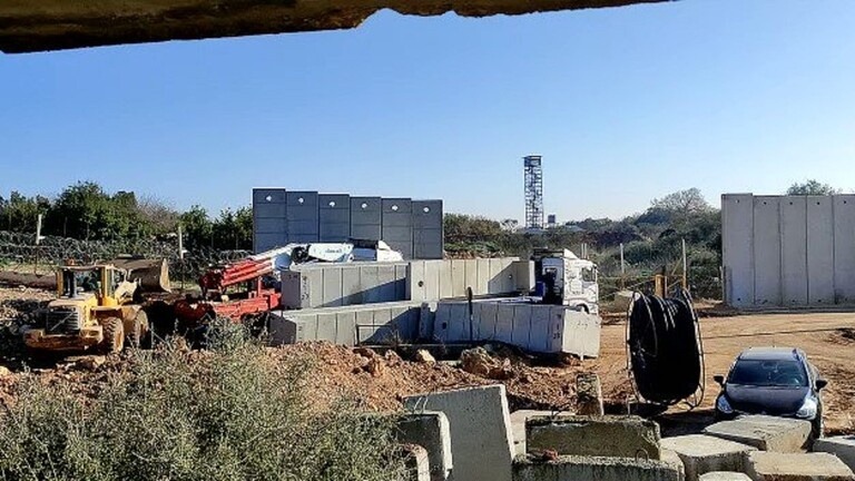 الاحتلال يبني حاجزاً إسمنتياً على الحدود مع لبنان