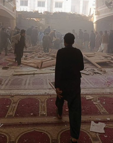 بالفيديو.. 70 مصاباً بانفجار داخل مسجد في باكستان!