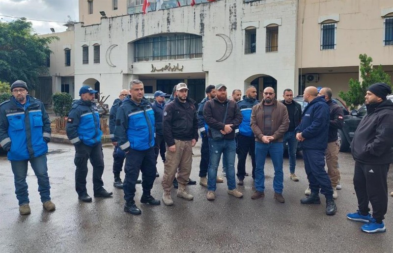 وقفة إحتجاجية لعناصر شرطة بلدية صيدا للمطالبة بتحسين رواتبهم