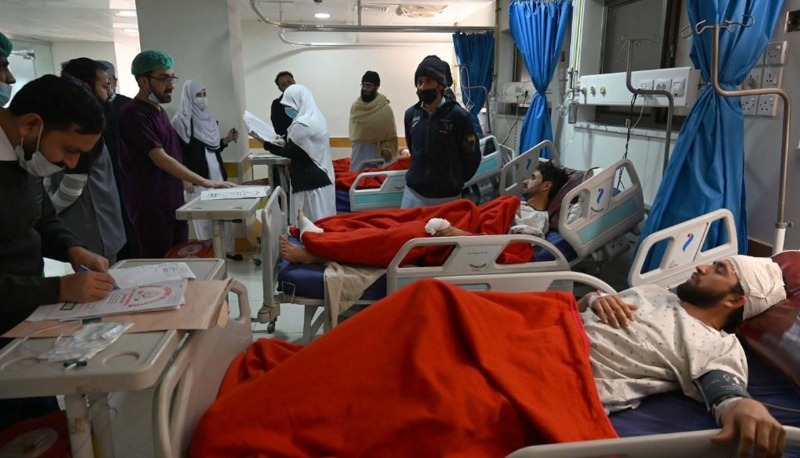 أسرٌ تبحث عن أحبائها في المستشفيات.. مشاهد مأساويّة بعد تفجير المسجد في باكستان!