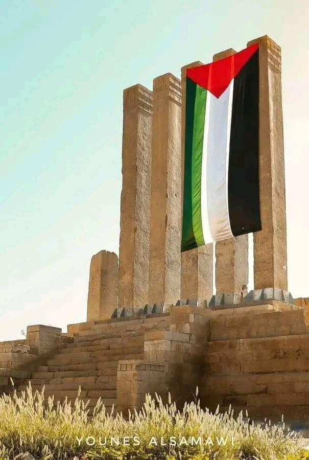 صورة اليوم: ‏علم فلسطين  في أعلى عرش بلقيس.. أحد أقدم المزارات السياحية في اليمن