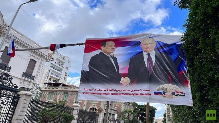 صور بوتين والسيسي تزين شوارع مصر!