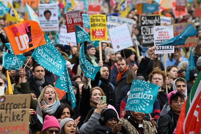 بريطانيا تواجه أكبر إضراب على الإطلاق للعاملين في الرعاية الصحيّة بسبب الأجور