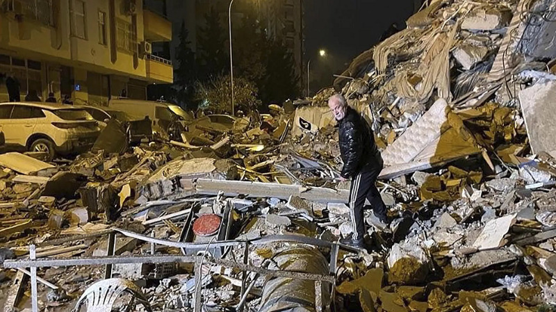 ارتفاع حصيلة ضحايا الزلزال فى تركيا وسوريا إلى أكثر من 2200 قتيل!