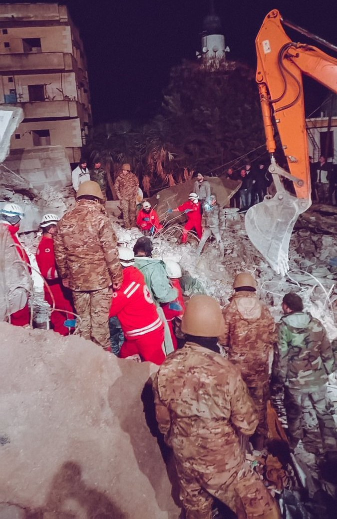 بالصورة..  فرق الإغاثة في في الصليب الأحمر اللبناني باشرت عمليات الإنقاذ في سوريا