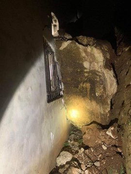 بالصور.. انزلاق صخرة عملاقة على أحد المنازل الفلسطينية بسبب زلزال تركيا!