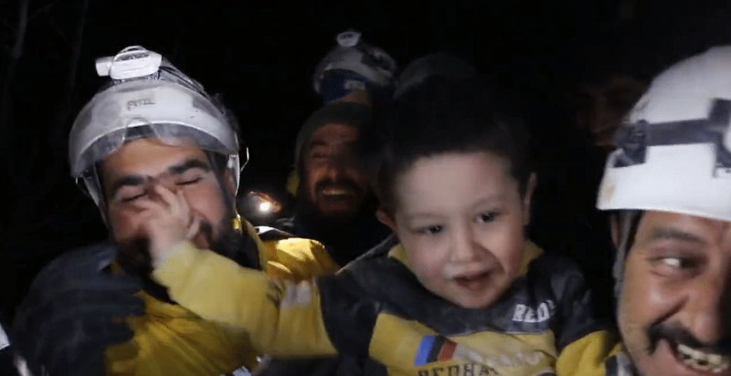 خرج مبتسمًا.. لحظة إخراج الطفل السوري "كرم" من تحت أنقاض منزله