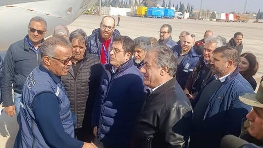 على متن طائرة محملة بمواد طبية.. مدير "الصحة العالمية" يصل الى مطار حلب