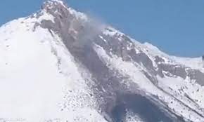 دخان ينبعث من جبل في تركيا بعد الزلزال !