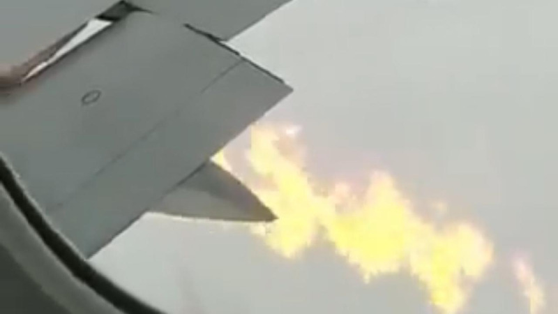 بالفيديو.. طائرة تهبط اضطراريًا بعد اشتعال النيران في أحد محركاتها!