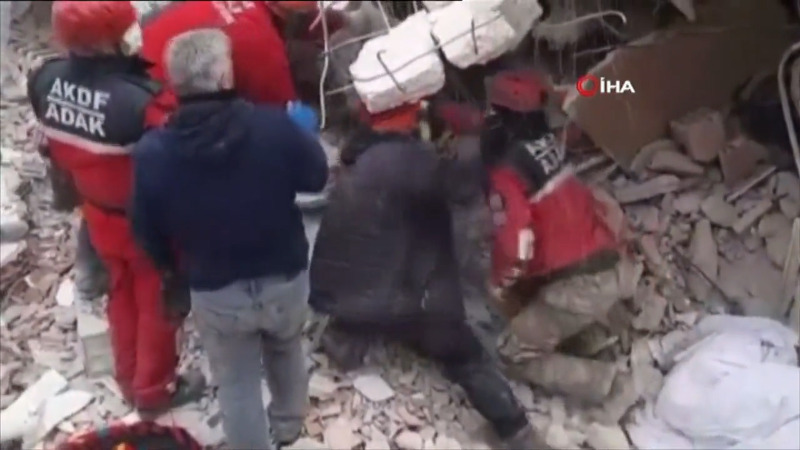 بالفيديو.. انهيار جزء من مبنى متضرر على فرق الإنقاذ في مدينة هاتاي التركية