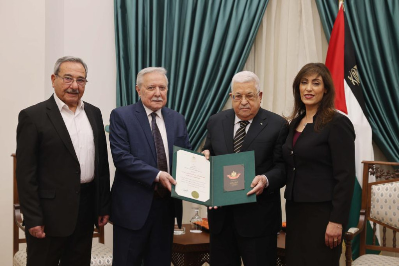 الرئيس عباس يقلد قيس عبد الكريم النجمة الكبرى من "وسام القدس"