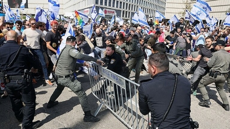 بالفيديو.. الشرطة الإسرائيلية تجلد متظاهرين ضد حكومة نتنياهو