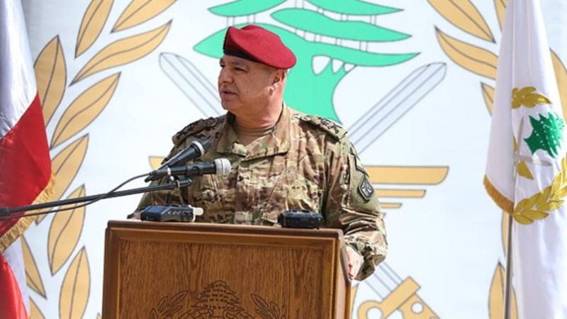 قائد الجيش يردّ على اتهام المؤسسة بالفساد: "اهتموا بشؤونكم"