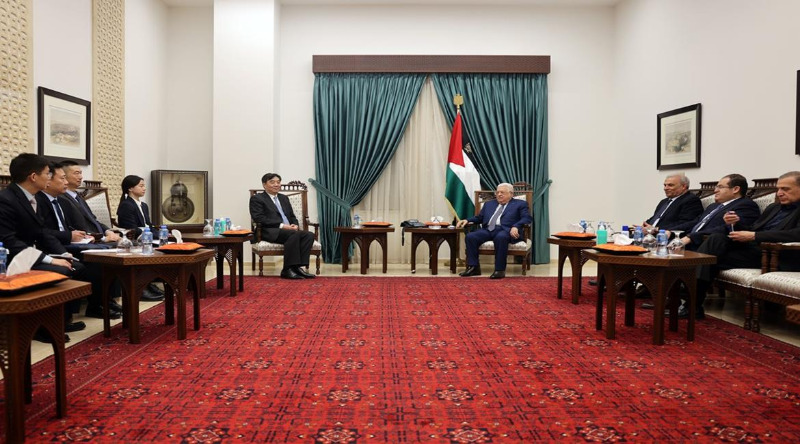 الرئيس عباس يستقبل المبعوث الصيني الخاص لعملية السلام في الشرق الأوسط