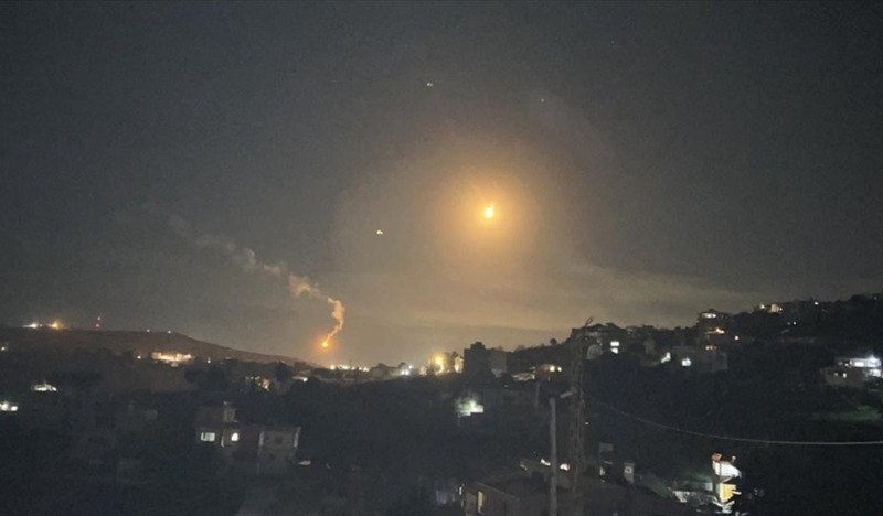 الجيش الاسرائيلي يلقي قذائف ضوئية فوق منطقة "هرمون" جنوب لبنان