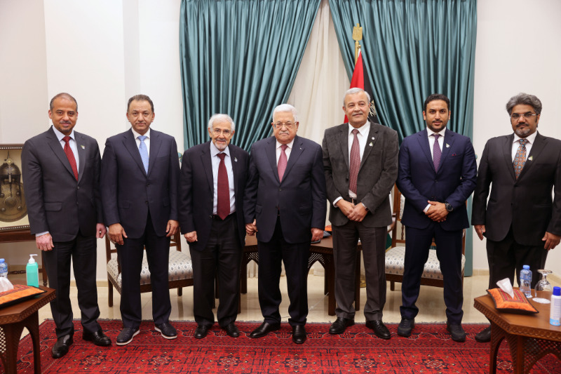 الرئيس عباس يستقبل وفدا من جمعية الهلال الأحمر الكويتي