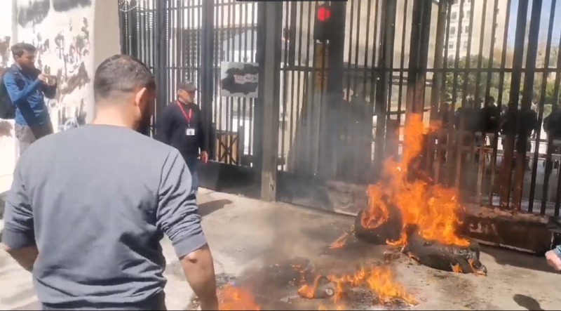 محتجون يحرقون الإطارات أمام مصرف لبنان رفضا لحجز ودائعهم من قبل المصارف