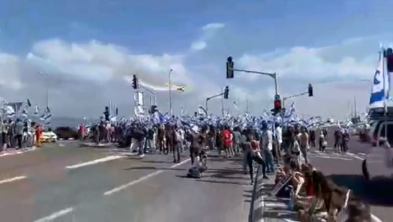 بالفيديو.. طيار اسرائيلي يرش مادة مجهولة على المتظاهرين في الجليل الاعلى!