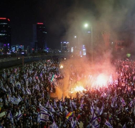 نتنياهو يرضخ لتأجيل الانقلاب على القضاء ضماناً لاستمراره بالحكم
