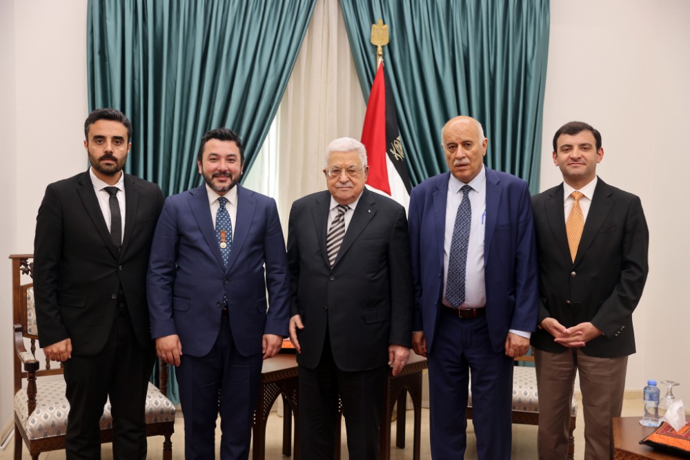 الرئيس عباس  يستقبل رئيس منتدى التعاون الإسلامي للشباب