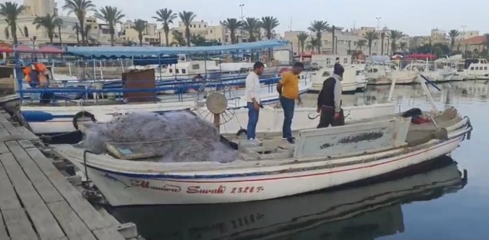 بالصور: اصطدام باخرة بمركب صيد ونجاة الصيادين بأعجوبة!