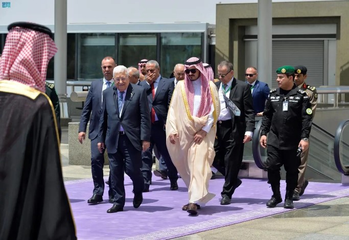 الرئيس عباس يصل إلى جدة للمشاركة في القمة العربية الـ32